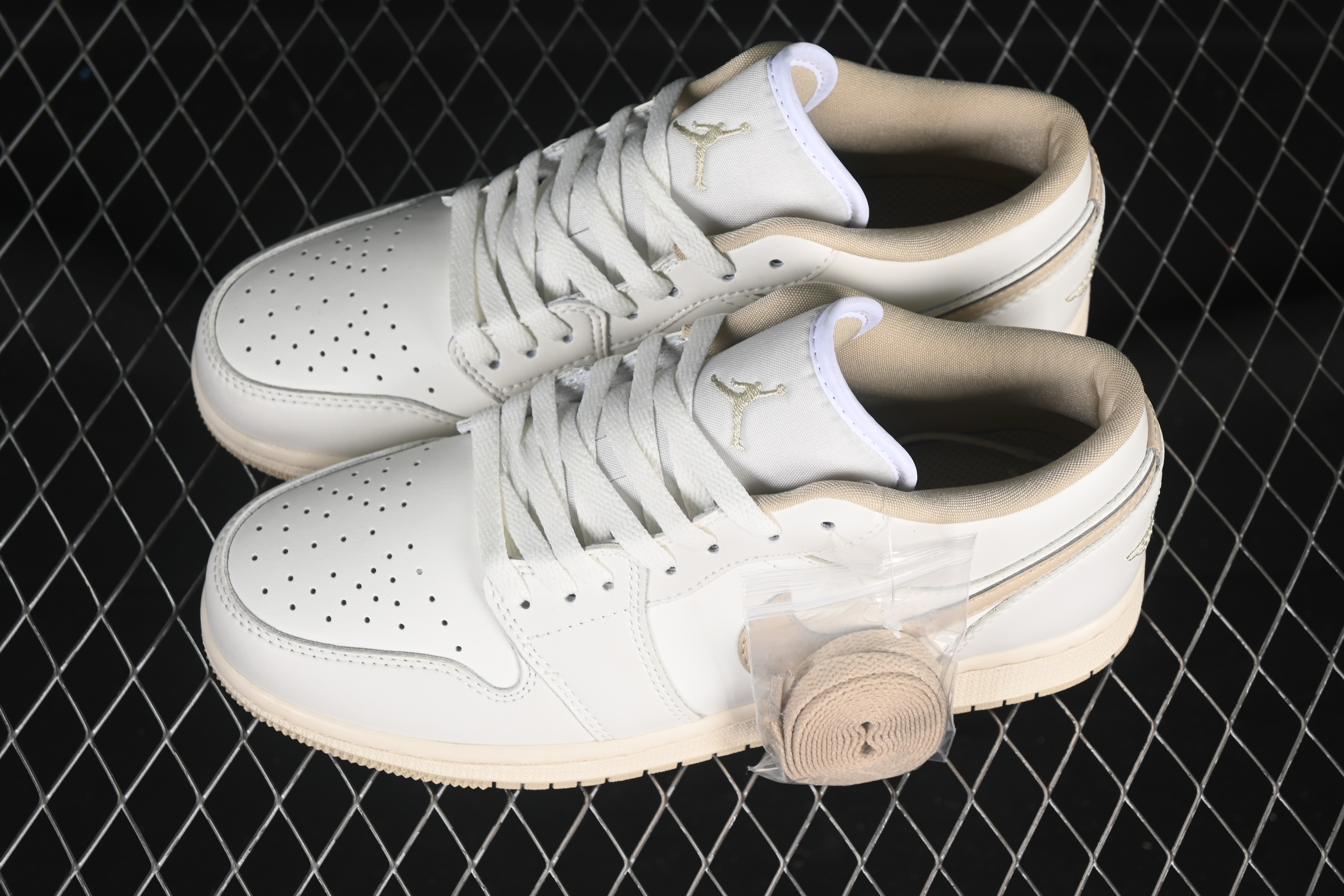 Nike Air Jordan 1 Low AJ1 Casual Sneakers in White - DC0774-112
