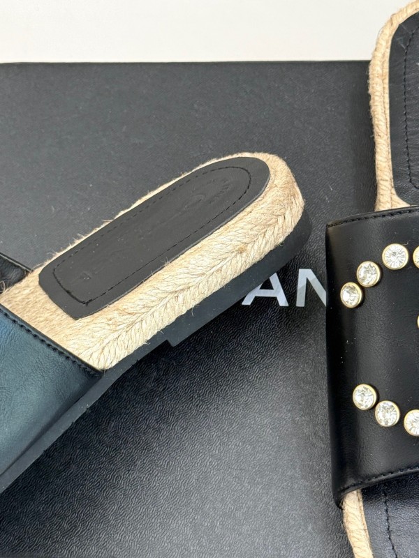 2025 Slippers Chanel Black Leather Slippers