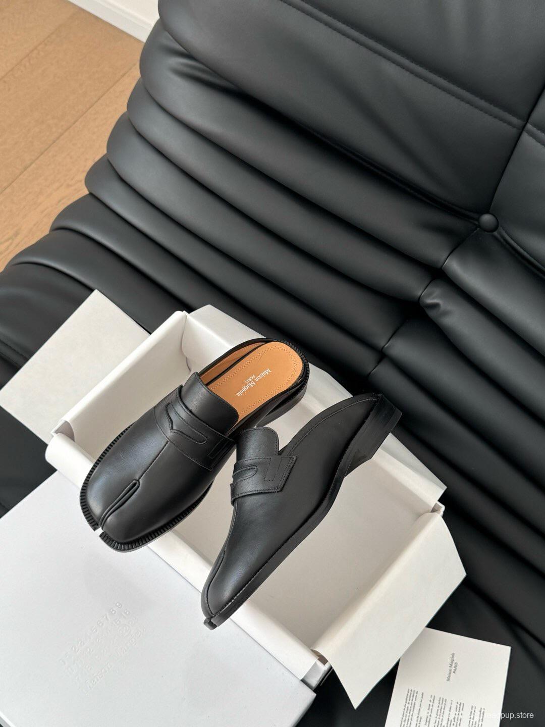 2025 Women MM6 Black Leather Loafers Tabi KFY00340