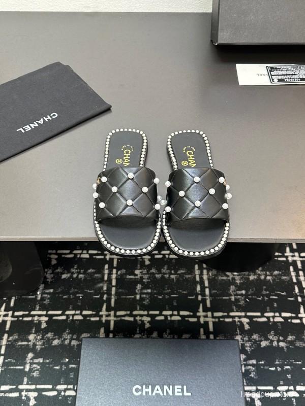 2025 Slippers CHANEL Black Leather Pearl Decor